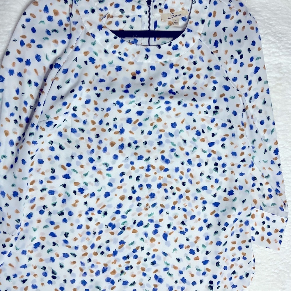 Serrín White and Blue Fitted Blouse with 3/4 Sleeves and Bib Collar - Picture 6 of 15